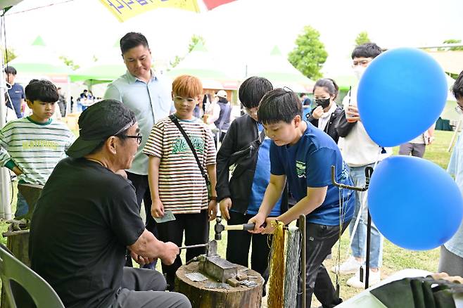 울산쇠부리축제에서는 쇠를 두드리고 다뤄보는 경험을 할 수 있다. 북구청 제공