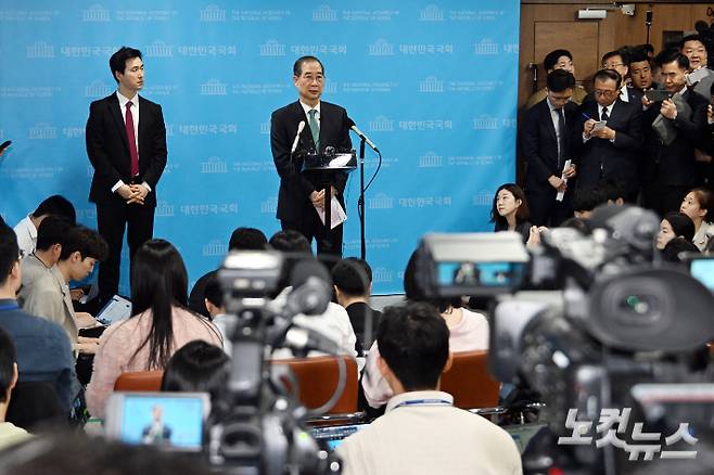 한덕수 전 국무총리가 2일 서울 여의도 국회 소통관에서 제21대 대통령 선거 출마선언을 마치고 취재진의 질문에 답변을 하고 있다. 윤창원 기자