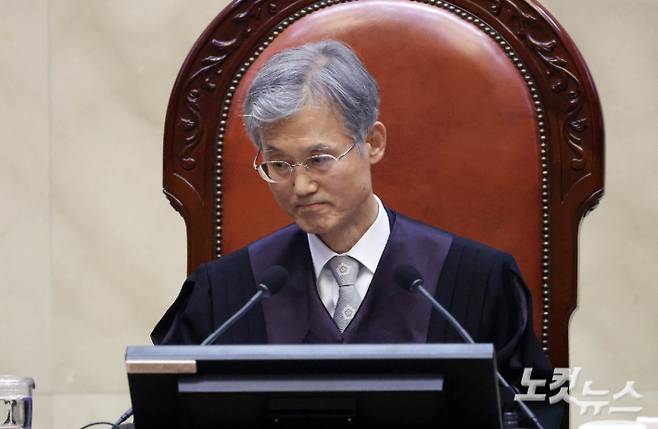 조희대 대법원장이 1일 오후 더불어민주당 이재명 대선 후보의 공직선거법 사건 전원합의체 선고를 위해 서울 서초구 대법원 대법정에 입장해 자리에 앉아 있다. 사진공동취재단