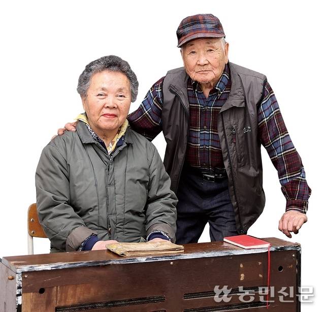 김동선 관장(오른쪽)은 시력을 잃은 아내 이인숙 관장을 위해 박물관을 만들었다.