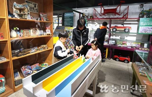 옛 추억의 놀이를 함께 즐기는 관람객들. 김포=김원철 프리랜서 기자