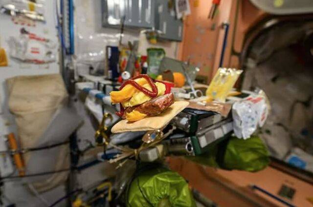 우주정거장에서 ‘고추장버거’가 공중에 떠 있는 모습. 조니 김 SNS