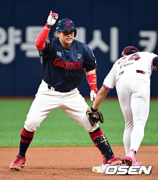 [OSEN=고척, 조은정 기자]29일 오후 서울 고척스카이돔에서 ‘2025 신한 SOL BANK KBO리그’  키움 히어로즈와 롯데 자이언츠의 경기가 진행됐다.이날 경기에서 키움은 김윤하를, 롯데는 반즈를 선발투수로 내세웠다.2회초 2사 2,3루 롯데 유강남이 역전 2타점 2루타를 날린 뒤 세리머니를 하고 있다. 2025.04.29 /cej@osen.co.kr