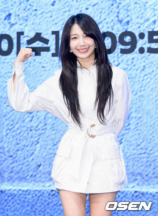 [OSEN=이대선 기자] 29일 오후 서울 구로구 더세인트에서 KBS 2TV 새 수목드라마 ‘24시 헬스클럽’ 제작발표회가 열렸다.‘24시 헬스클럽’은 근성이 넘치는 헬치광이 관장 도현중이 근심이 과다한 헬린이 회원들의 인생을 파격 교정하며 펼쳐지는 두근두근 근(筋)성장 코맨스(코믹 로맨스)다.배우 정은지가 포토타임을 가지고 있다. 2025.04.29 /sunday@osen.co.kr