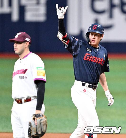 [OSEN=고척, 이대선 기자] 1일 오후 서울 고척스카이돔에서 2025 신한 SOL Bank KBO리그 키움 히어로즈와 롯데 자이언츠의 경기가 열렸다.키움은 조영건, 롯데는 데이비슨을 선발 투수로 내세웠다.1회초 무사 만루에서 롯데 나승엽이 2타점 좌전 적시타를 치고 환호하고 있다. 2025.05.01 /sunday@osen.co.kr