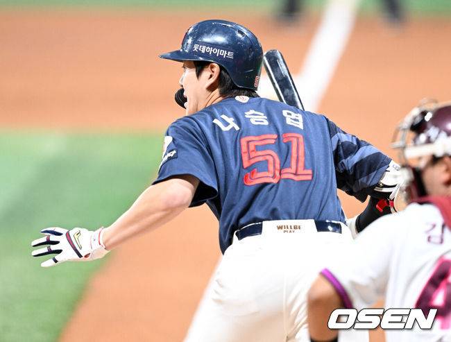 [OSEN=고척, 이대선 기자] 1일 오후 서울 고척스카이돔에서 2025 신한 SOL Bank KBO리그 키움 히어로즈와 롯데 자이언츠의 경기가 열렸다.키움은 조영건, 롯데는 데이비슨을 선발 투수로 내세웠다.1회초 무사 만루에서 롯데 나승엽이 2타점 좌전 적시타를 치고 있다. 2025.05.01 /sunday@osen.co.kr