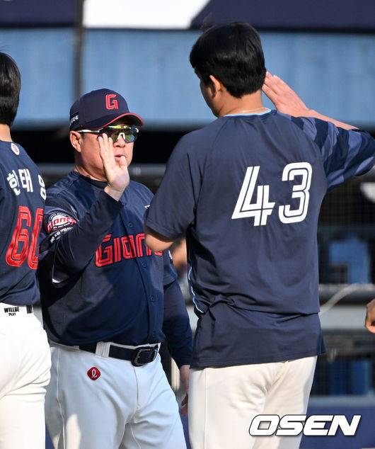 [OSEN=잠실, 이대선 기자] 프로야구 롯데 자이언츠가 두산 베어스를 꺾고 3연승을 달렸다. 단독 2위가 됐다.  롯데는 26일 서울 잠실구장에서 열린 2025 KBO리그 두산과 경기에서 7-4로 승리했다.경기 종료 후 롯데 김태형 감독이 나균안과 승리의 기쁨을 나누고 있다. 2025.04.26 /sunday@osen.co.kr