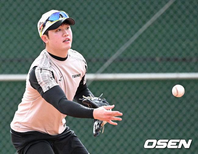 [OSEN=스코츠데일(미국 애리조나주), 이대선 기자] 2일(한국시간) 미국 애리조나주 스코츠데일에 위치한 인디언 스쿨 파크 베이스볼 필드에서 LG 트윈스의 스프링캠프가 진행됐다.LG 손용준이 훈련을 하고 있다. 2024.02.02 /sunday@osen.co.kr