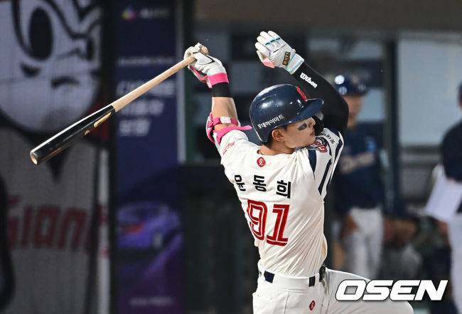[OSEN=부산, 이석우 기자] 2일 부산 사직야구장에서 2025 신한 SOL 뱅크 KBO 리그 롯데 자이언츠와 NC 다이노스의 경기가 열렸다. 홈팀 롯데는 나균안, 방문팀 NC는 최성영이 선발 출전했다.롯데 자이언츠 윤동희가 1회말 1사 1,2루 중견수 앞 1타점 안타를 치고 있다. 2025.05.02 / foto0307@osen.co.kr