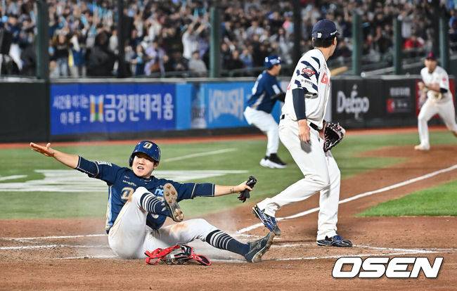 [OSEN=부산, 이석우 기자] 2일 부산 사직야구장에서 2025 신한 SOL 뱅크 KBO 리그 롯데 자이언츠와 NC 다이노스의 경기가 열렸다. 홈팀 롯데는 나균안, 방문팀 NC는 최성영이 선발 출전했다.NC 다이노스 박민우가 8회초 2사 만루 롯데 자이언츠 김원중의 폭투때 득점을 올리고 있다. 2025.05.02 / foto0307@osen.co.kr