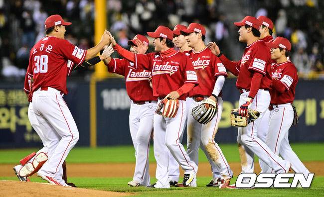 [OSEN=잠실, 조은정 기자]프로야구 SSG 랜더스가&nbsp;LG 트윈스에 1점 차 승리를 거뒀다.&nbsp;SSG는 2일 잠실구장에서 열린 2025 KBO리그 LG와 경기에서 2-1로 승리했다. 햄스트링 부상에서 복귀한 최정이 복귀전 첫 타석에서 투런 홈런을 터뜨렸다.&nbsp;SSG가 승리를 기뻐하고 있다. 2025.05.02 /cej@osen.co.kr