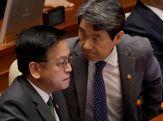 ▲최상목 경제부총리 겸 기획재정부 장관(왼쪽)과 이주호 사회부총리 겸 교육부 장관이 1일 저녁 국회에서 열린 본회의에 참석해 있다. ⓒ연합뉴스
