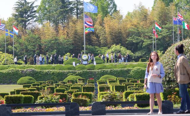 ▲완연한 봄 날씨를 보인 30일 오후 부산 남구 유엔기념공원을 찾은 외국인 관광객들이 묘역을 둘러보고 있다. ⓒ연합뉴스