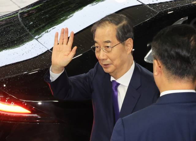 ▲한덕수 대통령 권한대행 국무총리가 1일 대국민 담화 뒤 정부서울청사를 나서며 직원들과 인사하고 있다. ⓒ연합뉴스