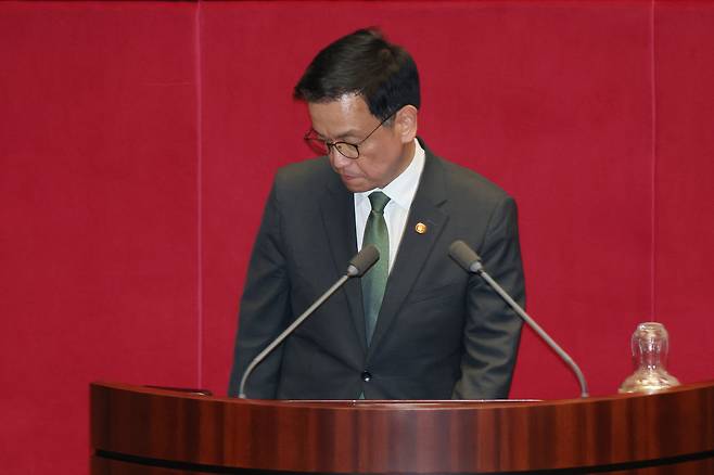 최상목 경제부총리 겸 기획재정부장관이 1일 오후 서울 여의도 국회에서 열린 본회의에서 2025년도 제1회 추가경정예산안이 통과되자 정부측 인사를 마치고 발언대에서 이동하고 있다.&nbsp; &nbsp;뉴스1