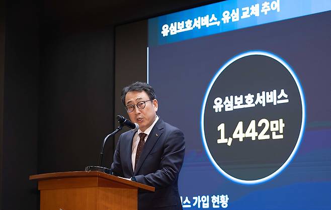 유영상 SK텔레콤 대표가 2일&nbsp;서울 중구 SKT 타워에서 개최한 일일 브리핑에서 이번 가입자 유심(USIM) 정보 유출 사태에 대해 사과하고 있다. SKT 제공