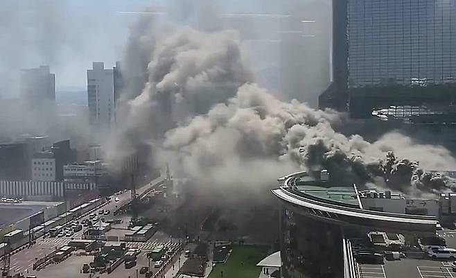 지난달 25일 서울 강남구 코엑스 내 입정한 식당에서 화재가 발생해 연기가 인근으로 번지고 있다. 뉴스1(독자 제공)