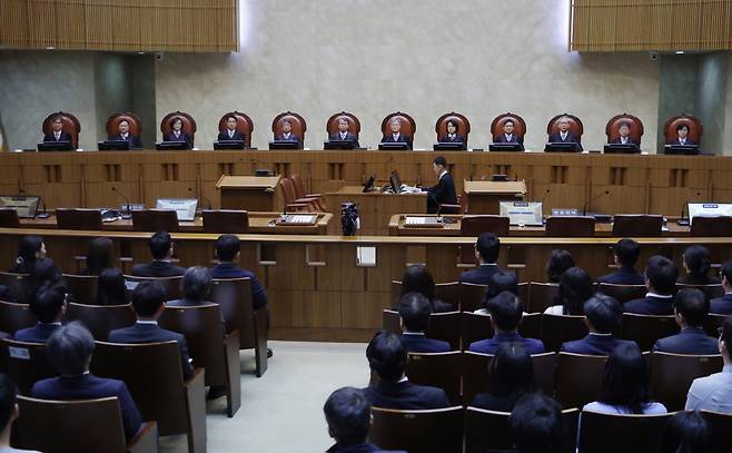 조희대 대법원장을 비롯한 대법관들이 1일 오후 이재명 더불어민주당 대선 후보의 공직선거법 사건 전원합의체 선고를 위해 서울 서초구 대법원 대법정에 입장해 자리에 앉아 있다.&nbsp; &nbsp;사진공동취재단