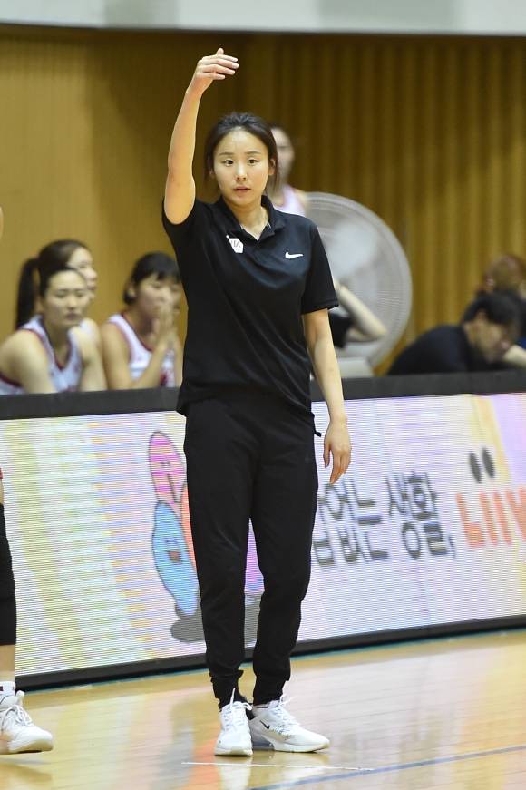 은퇴한 최윤아는 친정팀 코치를 거쳐 2019년 부산 BNK 수석코치로 지도자의 길을 걸었다.  WKBL 제공