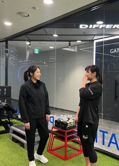 최윤아(왼쪽) 인천 신한은행 신임 감독이 지난달 28일 용인 구단훈련장에서 선수단과 첫 상견례를 마치고 허유정과 대화하고 있다.  인천 신한은행 제공