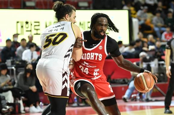 서울 SK 자밀 워니와 창원 LG 아셈 마레이가 2월 3일 서울 잠실학생체육관에서 열린 2024~25 프로농구 정규시즌 경기에서 맞대결하고 있다. KBL 제공