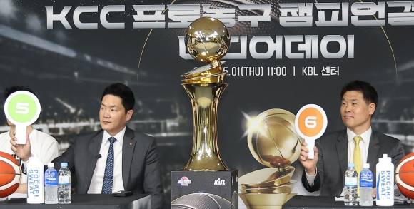 전희철 서울 SK 감독과 조상현 창원 LG 감독이 1일 서울 강남구 KBL센터에서 열린 2024~25 프로농구 챔피언결정전 미디어데이에서 예상 경기 수를 밝히고 있다. 두 사령탑 모두 홈에서 우승컵을 들어 올리겠다고 말했다. 연합뉴스
