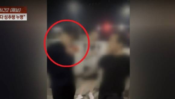 아들을 괴롭힌 학생을 붙잡아 경찰에 인계하려던 50대 남성이 오히려 성추행으로 고소당했다며 억울함을 호소했다. JTBC ‘사건반장’