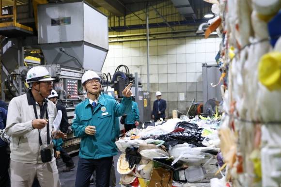 장인홍(오른쪽) 구로구청장이 지난 1일 항동 자원순환센터를 둘러보고 있다. 구로구 제공