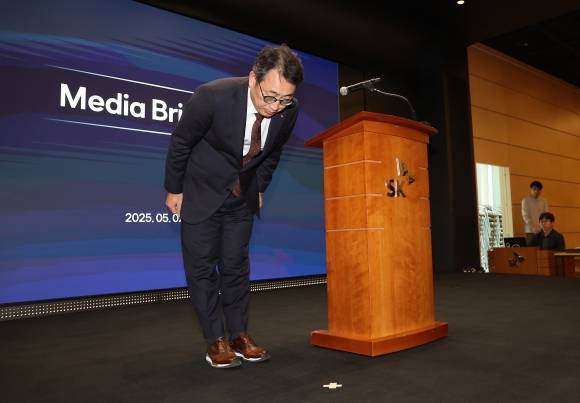 고개 숙이는 유영상 대표이사 - 유영상 SK텔레콤 대표이사가 2일 서울 중구 SKT타워에서 열린 유심 정보 유출 관련 일일 브리핑에서 고개 숙여 인사하고 있다. 2025.5.2 연합뉴스