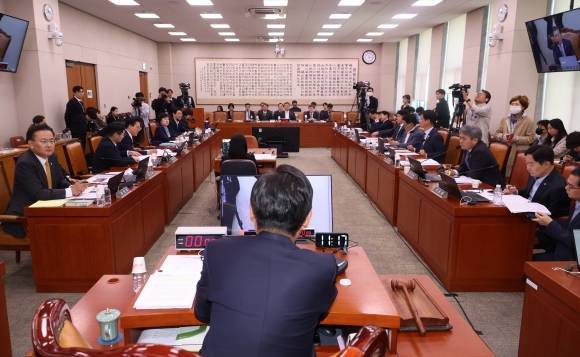 국회 법사위 전체회의 - 정청래 국회 법사위원장이 2일 오전 서울 여의도 국회에서 열린 법제사법위원회 전체회의에서 회의를 주재하고 있다. 2025.05.02 뉴시스