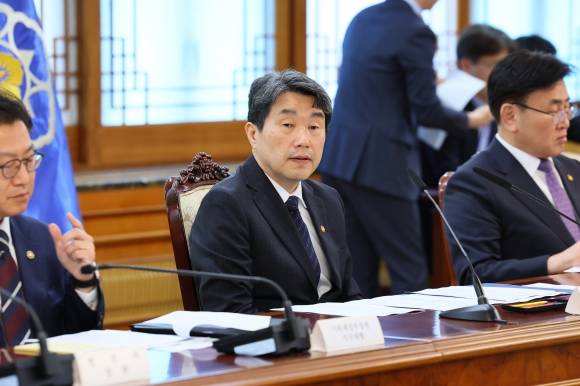 이주호 대통령 권한대행 부총리 겸 교육부 장관이 2일 정부서울청사에서 국무위원 간담회를 하고 있다. 연합뉴스