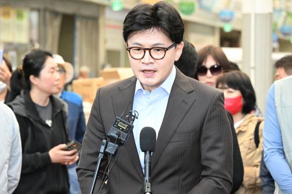 2일 오전 경남 창원시 마산어시장을 방문한 한동훈 제21대 대통령 선거 국민의힘 경선 후보가 취재진의 질문에 답하고 있다. 2025.05.02. 뉴시스