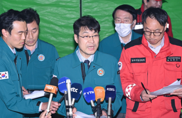 김정기 대구시장 권한대행이 북구 노곡동에서 발생한 산불 현장에서 브리핑을 하고 있다. 대구시 제공