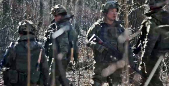 30일(현지시간) 고려인 3세 방송인이자 정치인인 마리나 김(42)은 “전 세계 독점”이라며 쿠르스크에서 직접 만난 북한군 동영상을 공개했다. 영상에는 러시아군과 드론 대응, 전자전 상황 적응 등 현대전 전술 훈련 중인 북한군 모습이 담겼다. 2025.4.30 마리나 김