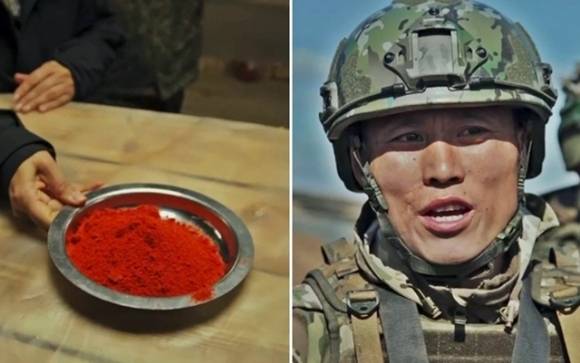 30일(현지시간) 고려인 3세 방송인이자 정치인인 마리나 김(42)은 “전 세계 독점”이라며 쿠르스크에서 직접 만난 북한군 동영상을 공개했다. 사진은 러시아군과 북한군 참호 급식실에 마련된 북한군 전용 고춧가루와 러시아 노래 ‘까츄샤’를 열창하는 북한 병사 모습. 2025.4.30 마리나 김
