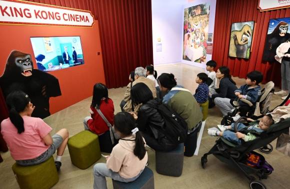 ‘앤서니 브라운展 마스터 오브 스토리텔링’이 개막한 2일 서울 서초구 예술의전당 한가람미술관에서 관람객들이 전시를 관람하고 있다. 세계적인 그림책 작가 앤서니 브라운의 작품 세계를 총망라한 이번 전시는 ‘자그맣고 커다란 고릴라’ 등 초기작부터 최신작까지 오랜 시간 사랑받아온 250여 점의 작품을 선보인다. 전시는 5월 2일부터 9월 28일까지 열린다. 2025.5.2 홍윤기 기자