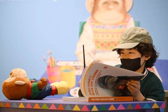 ‘앤서니 브라운展 마스터 오브 스토리텔링’이 개막한 2일 서울 서초구 예술의전당 한가람미술관에서 관람객들이 전시를 관람하고 있다. 2025.5.2 홍윤기 기자