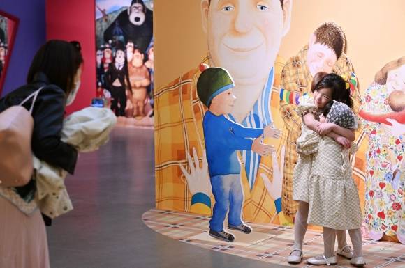 ‘앤서니 브라운展 마스터 오브 스토리텔링’이 개막한 2일 서울 서초구 예술의전당 한가람미술관에서 관람객들이 전시를 관람하고 있다. 2025.5.2 홍윤기 기자