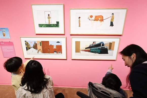 ‘앤서니 브라운展 마스터 오브 스토리텔링’이 개막한 2일 서울 서초구 예술의전당 한가람미술관에서 관람객들이 전시를 관람하고 있다. 2025.5.2 홍윤기 기자