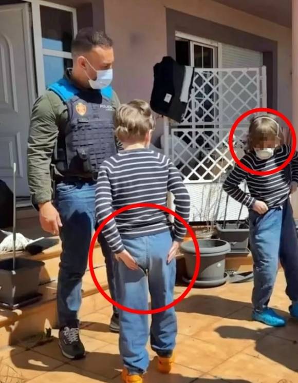 4월 28일(현지시간) 스페인 북부 오비에도의 한 빌라에서 코로나19 펜데믹 때부터 3년 넘게 집에 감금돼 있던 독일인 부부의 세 자녀가 구출되고 있다. 2025.5.2 스페인 경찰 자료