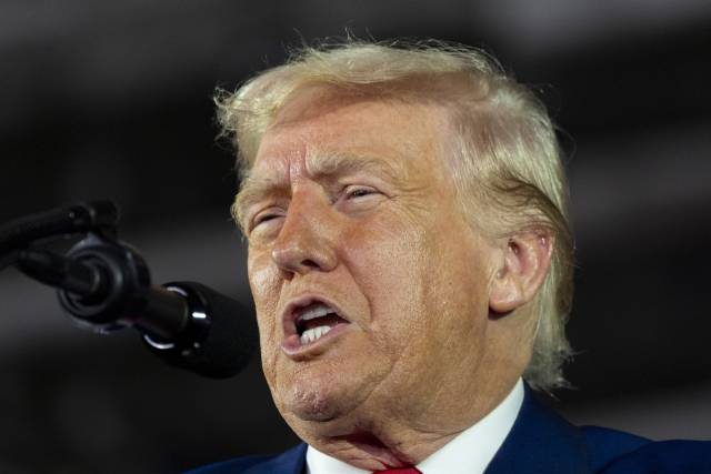 지난달 29일 취임 100일을 맞은 도널드 트럼프 미국 대통령이 미시간주 워런의 맥콤 카운티 엑스포센터에서 연설하고 있다. AP연합뉴스