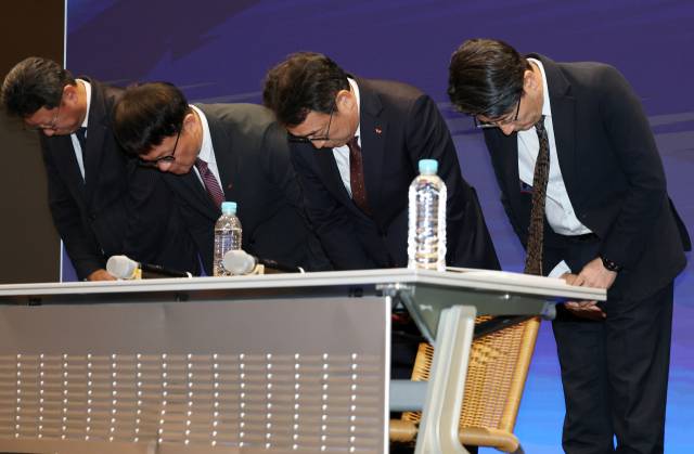 유영상(오른쪽 두 번째) SK텔레콤 대표를 비롯한 경영진이 2일 오전 서울 중구 SK텔레콤 T타워에서 열린 사이버 침해 관련 일일 브리핑에서 유심(USIM) 정보 해킹 사고와 관련해 고개 숙여 사과하고 있다. 뉴스1