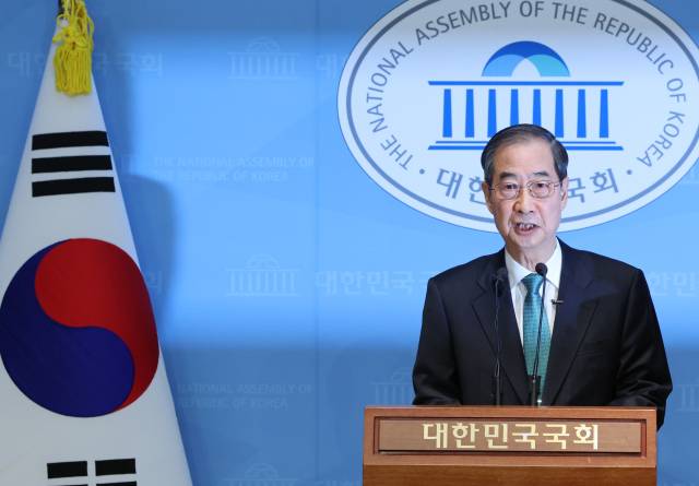 한덕수 전 국무총리가 2일 국회 소통관에서 대통령 선거 출마 선언을 하고 있다. 연합뉴스