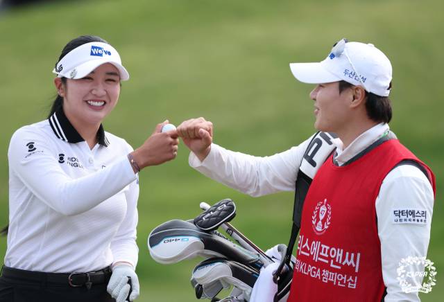 박혜준(왼쪽)이 2일 KLPGA 챔피언십 2라운드 마지막 18번 홀에서 칩인 버디를 넣은 뒤 캐디와 함께 기뻐하고 있다. 사진 제공=KLPGA