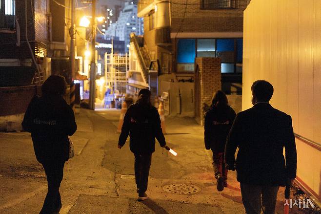 3월27일 어머니 자율방범대원들과 자율방범 자문관 박병오씨(맨 오른쪽)가 경기도 광명시 철산동 재개발구역 인근을 야간 순찰하고 있다. ⓒ시사IN 박미소