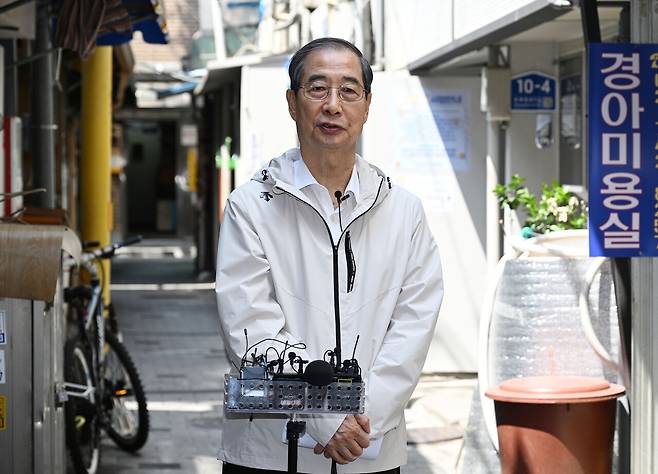 5월2일 한덕수 전 총리가 서울 종로구 돈의동 쪽방촌 주민공동이용시설에 방문했다. ⓒ연합뉴스