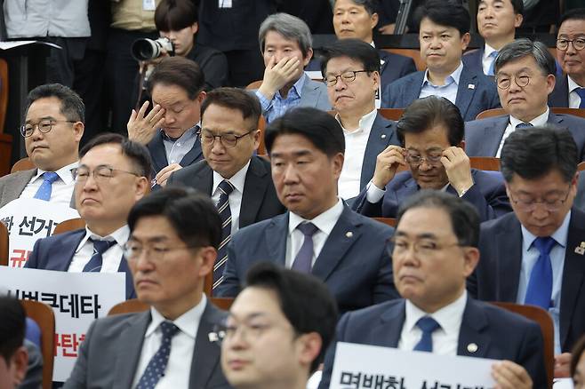 대법원이 더불어민주당 이재명 대선후보의 공직선거법 위반 혐의 2심 무죄판결을 파기 환송한 1일 서울 여의도 국회에서 열린 민주당 긴급의원총회에서 의원들이 굳은 표정을 짓고 있다. ⓒ국회사진기자단