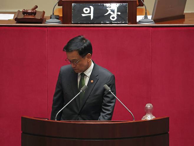 최상목 경제부총리 겸 기획재정부 장관이 1일 국회에서 본회의 표결 절차를 마친 뒤 회의장를 떠나고 있다. ⓒ연합뉴스