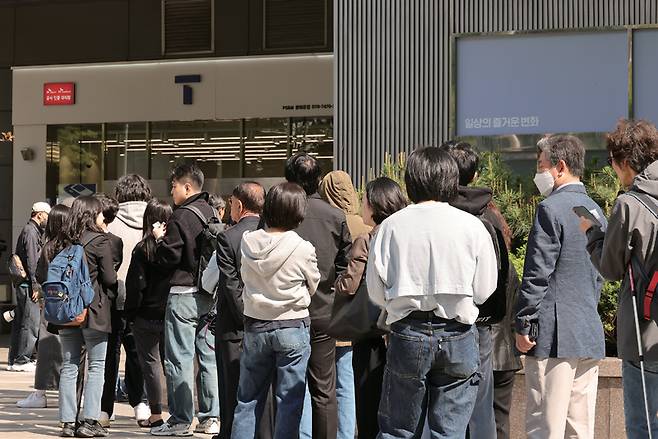 SK텔레콤 이용자들이 4월28일 유심교체를 위해 줄을 서서 기다리고 있다. ⓒ시사저널 임준선