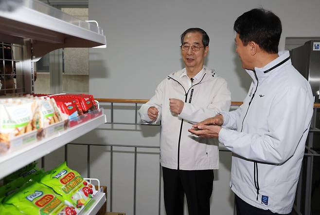 제21대 대통령 선거 출마를 선언한 한덕수 전 국무총리가 2일 서울 종로구 돈의동 쪽방촌을 방문해 오세훈 서울시장의 안내를 받으며 쪽방상담소 시설을 둘러보고 있다. ⓒ공동취재사진단